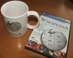 Wikipedia na DVD i kubek